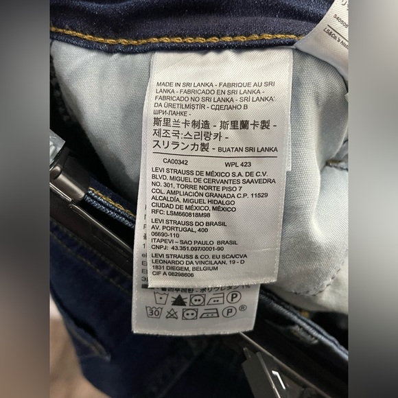 Levi’s Classic Blue Women's Jeans - Picture 12 of 15